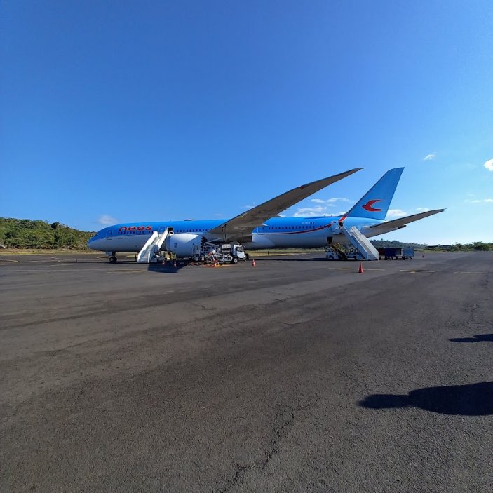 Obří letoun Boeing 787-9 Dreamliner italských aerolinek Neos, který sem od října pro Čedok létá pravidelně každou sobotu, pojme 359 cestujících plus posádku. 