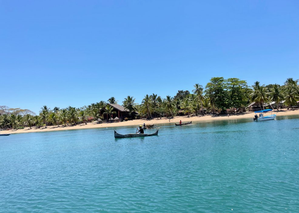 Rybářská vesnička poblíž Lokobe, kde stojí jeden z posvátných baobabů. Nosy Be, Madagaskar