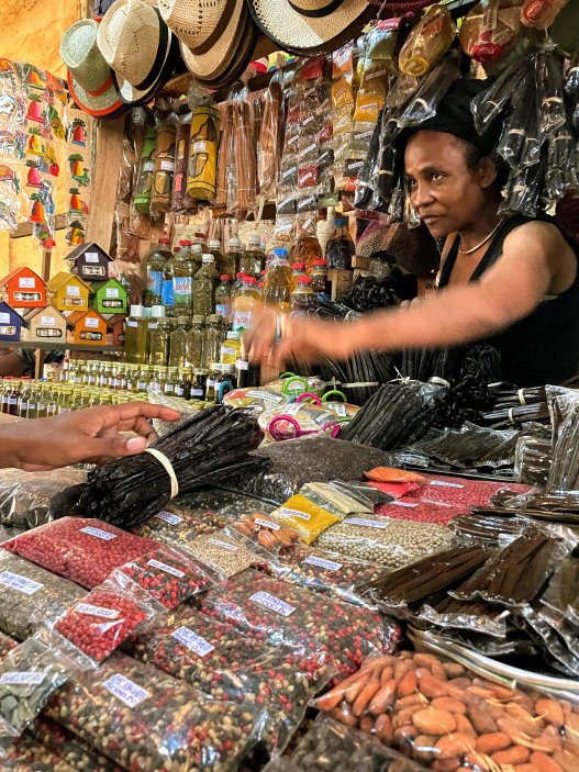 Vanilka se tu prodává v rozličné kvalitě. Tržnice, Nosy Be, Madagaskar