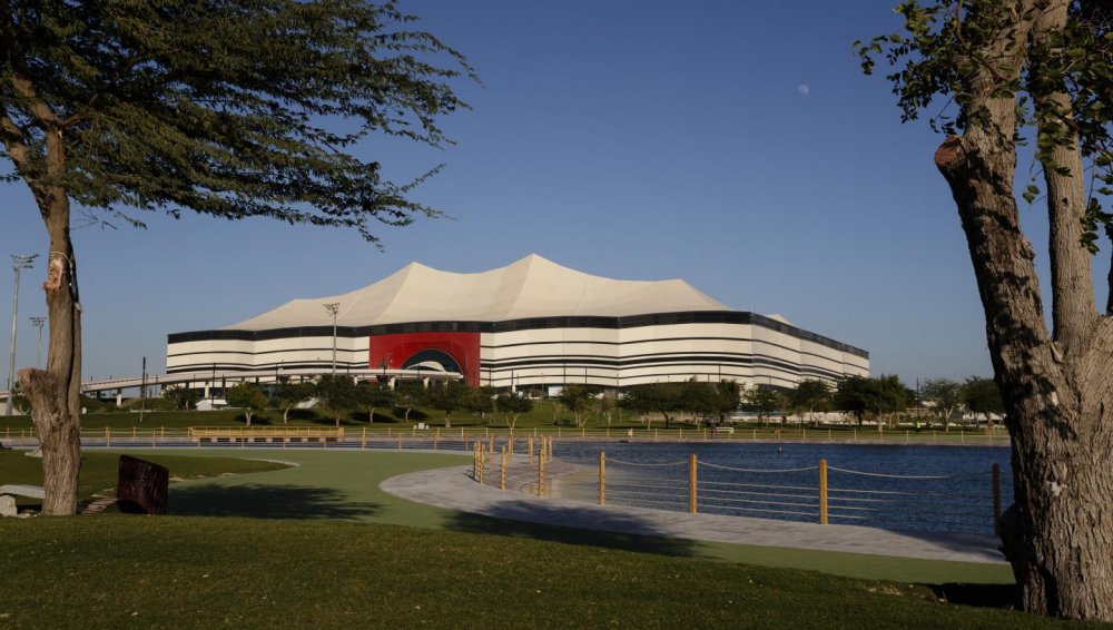 Al Bayt Stadium v Dauhá má kapacitu 60 tisíc lidí, odehraje se na něm devět utkání včetně úvodního zápasu a jednoho semifinále. Název stadionu je odvozen od stanů používaných v historii nomádskými národy v Kataru a Perském zálivu.