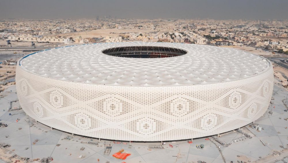 Al Thumama Stadium v Dauhá má kapacitu 40 tisíc diváků a hostí osm utkání. Design stadionu představuje gahfiyu – tradiční tkanou čepici, kterou nosí muži a chlapci na celém Středním východě. 