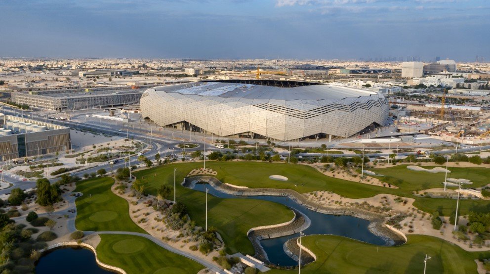 Education City Stadium v Dauhá má kapacitu 40 tisíc diváků a hostí osm utkání. Fasáda stadionu obsahuje trojúhelníky, které tvoří složité geometrické vzory podobné diamantu, které jakoby mění barvu s pohybem slunce po obloze.