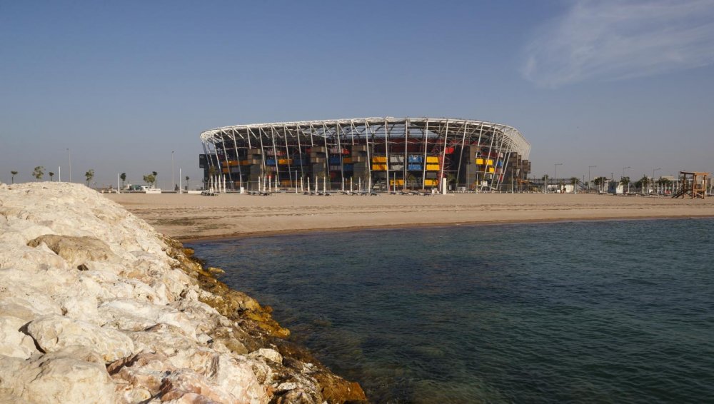 Stadium 974 v Dauhá má kapacitu 40 tisíc diváků, hostí sedm utkání. Jediný stadion na pobřeží moře. Byl postaven pomocí standardních certifikovaných přepravních kontejnerů a modulárních ocelových prvků.