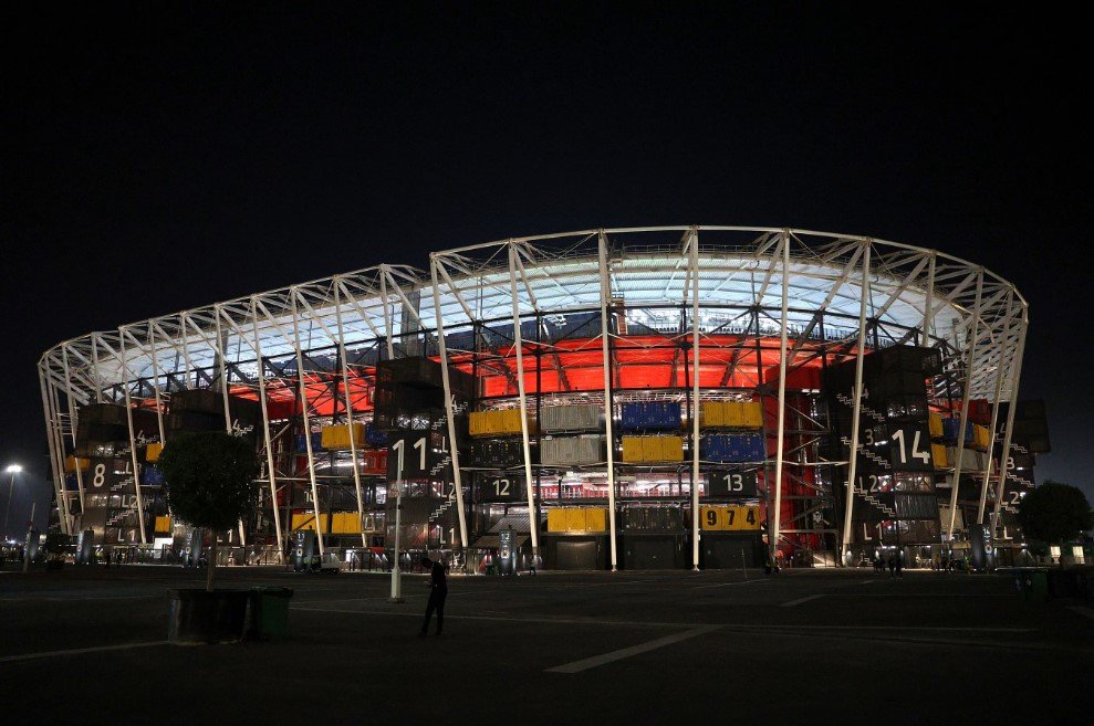 Stadium 974 v Dauhá má kapacitu 40 tisíc diváků, hostí sedm utkání. Jediný stadion na pobřeží moře. Byl postaven pomocí standardních certifikovaných přepravních kontejnerů a modulárních ocelových prvků.