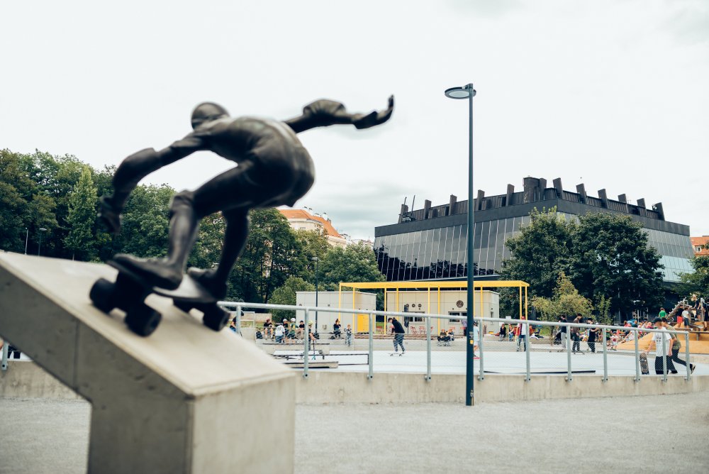 Do parku se po repasování vrátila také socha skateboardisty, která tam dříve stála, ale byla poničena vandaly. 