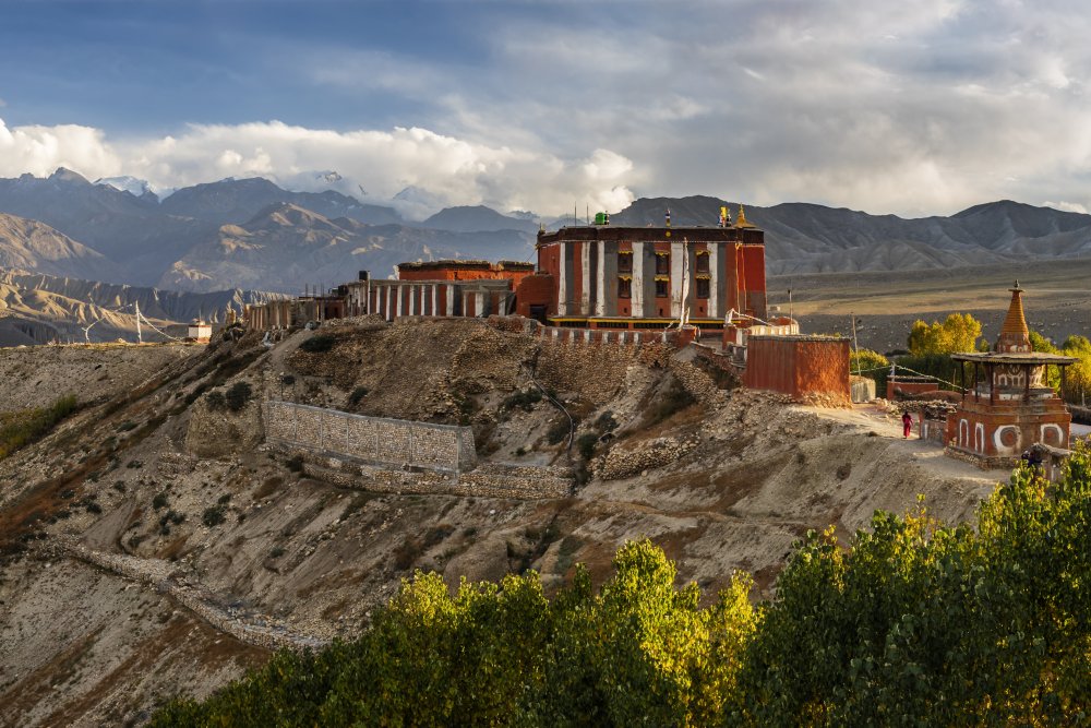 Velkou zásluhu na změně má prý i vylepšení Mountain Lodges of Nepal, série luxusních zařízení rozesetých v okolí Annapurny a Everestu. Do konce roku 2023 tu představí 15 prémiových chat, které kombinují novostavby s tradičním stylem kamenných zdí a barevných dekorací. Cestovatelský mág Travis Levius ze cntraveler.com tvrdí, že v otevíraných chatách na úbočích hor hostům budou nabízet vícedenní treky, sběr medu v divočině, ale i lety vrtulníkem na snídani se šampaňským na Mount Everestu.