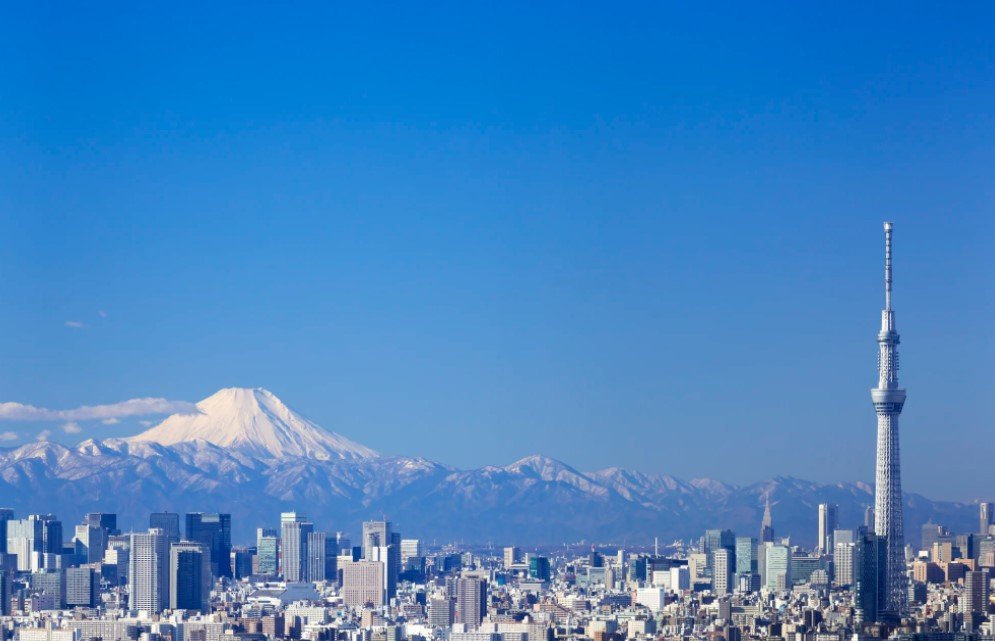 Japonsko je další destinace, která je na seznamu „must see“ snad všech cestovatelských magazínů světa. Shodují se na ní většinou experti i nadšení cestovatelé, kteří už toho procestovali hodně. Ještě více se poptávka po této jedinečné zemi zvedla po pandemii covidu, protože Japonsko bylo uzavřené až do podzimu 2022. 