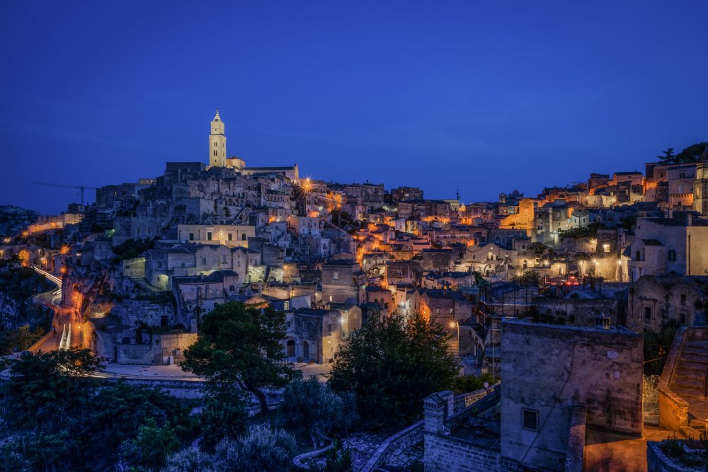 Městečko Matera Vás okouzlí historickými čtvrtěmi plnými starobylých kamenných domů, úchvatnými výhledy, půvabným pobřežím s nedotčenými plážemi či báječnou kuchyní s mořskými plody. 