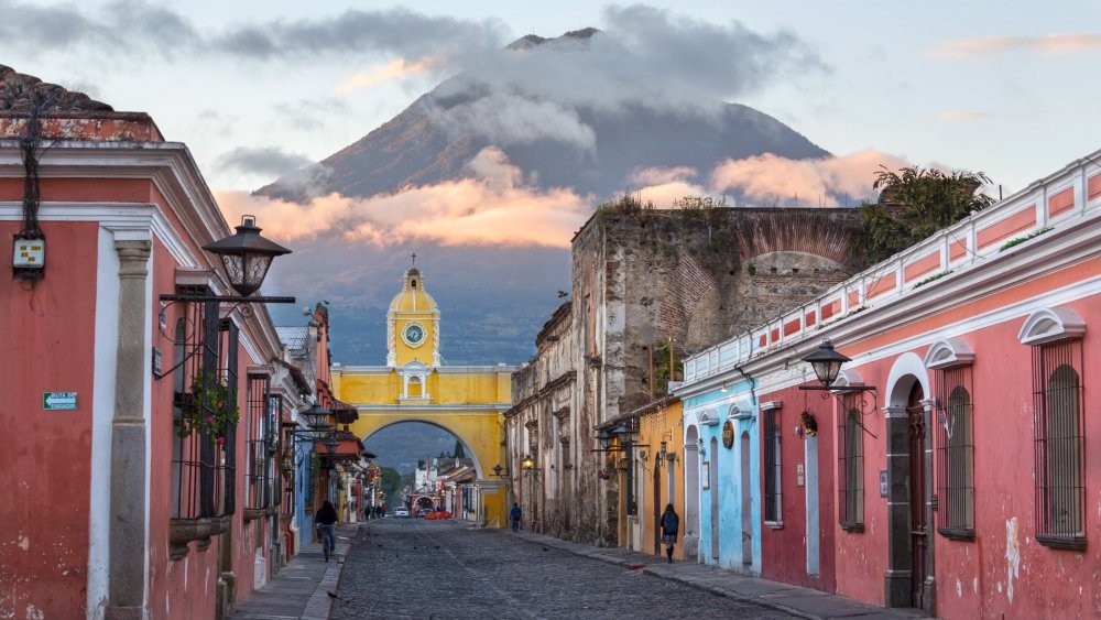 Guatemala zůstávala dlouho bez významnějšího povšimnutí cestovatelů, ačkoliv je jednou z kulturně nejbohatších destinací Latinské Ameriky. V této středoamerické zemi nepotkáte davy turistů tak, jako v jiných latinskoamerických regionech. 