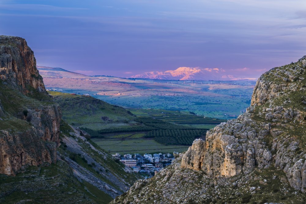 Cestovatelští guru z magazínu Condé Nast Traveler na rok 2023 doporučují také cestu na sever do izraelské Galileje. Speciálně by měli podle nich zbystřit gurmáni a milovní vína. Tato malebná a úrodná oblast s vinicemi je totiž označována za izraelské Toskánsko.