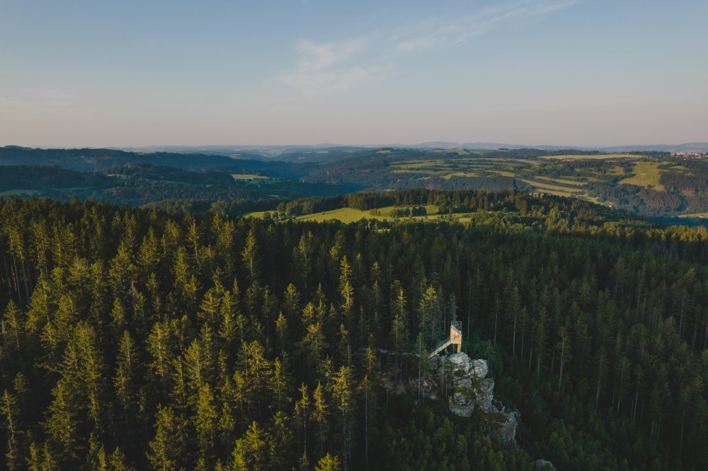 Vyhlídkový lesopark Hlídka na Stráži je součástí projektu s názvem „Česko-polská Hřebenovka – západní část – Rokytnice a Piechowice s výhledem na Krkonoše“. 