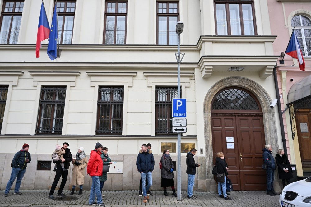 Lidé čekají před českým velvyslanectvím v Bratislavě na hlasování v prvním kole českých prezidentských voleb.