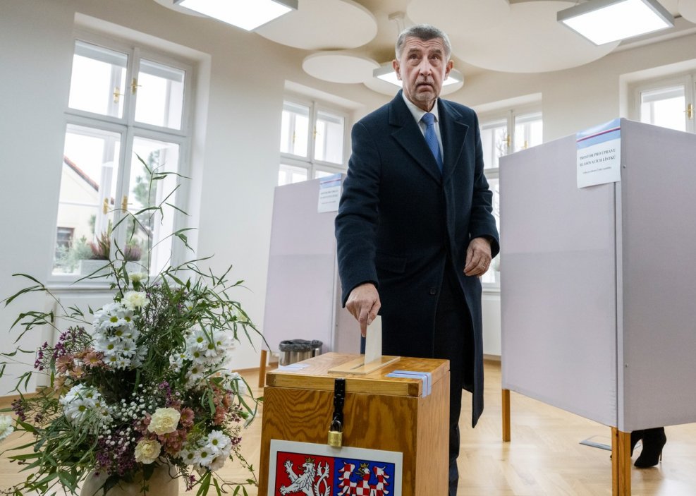 Prezidentský kandidát Andrej Babiš (ANO) hovoří s novináři poté, co odevzdal hlas v prvním kole prezidentských voleb, 13. ledna 2023, Průhonice.