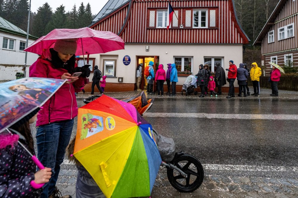 Lidé přicházejí do volební místnosti hlasovat v prvním kole prezidentských voleb, 13. ledna 2023, Pec pod Sněžkou