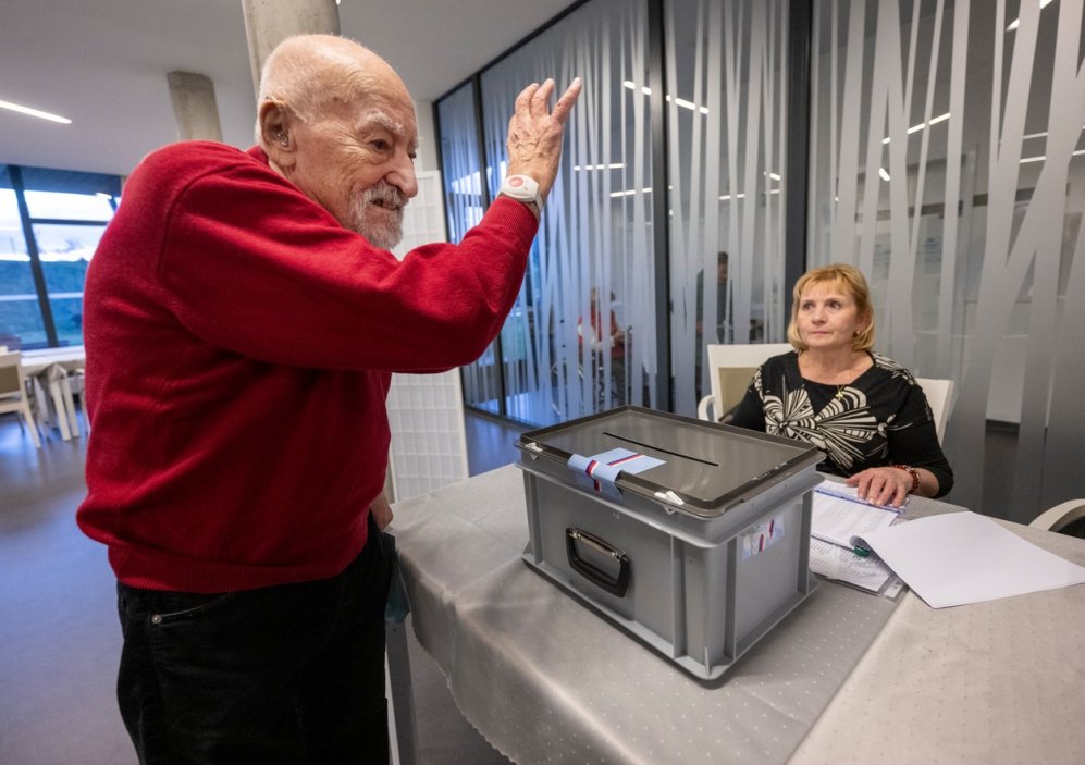 Klienti hlasují v pražském Senior Centru Štěrboholy v prvním kole prezidentských voleb.