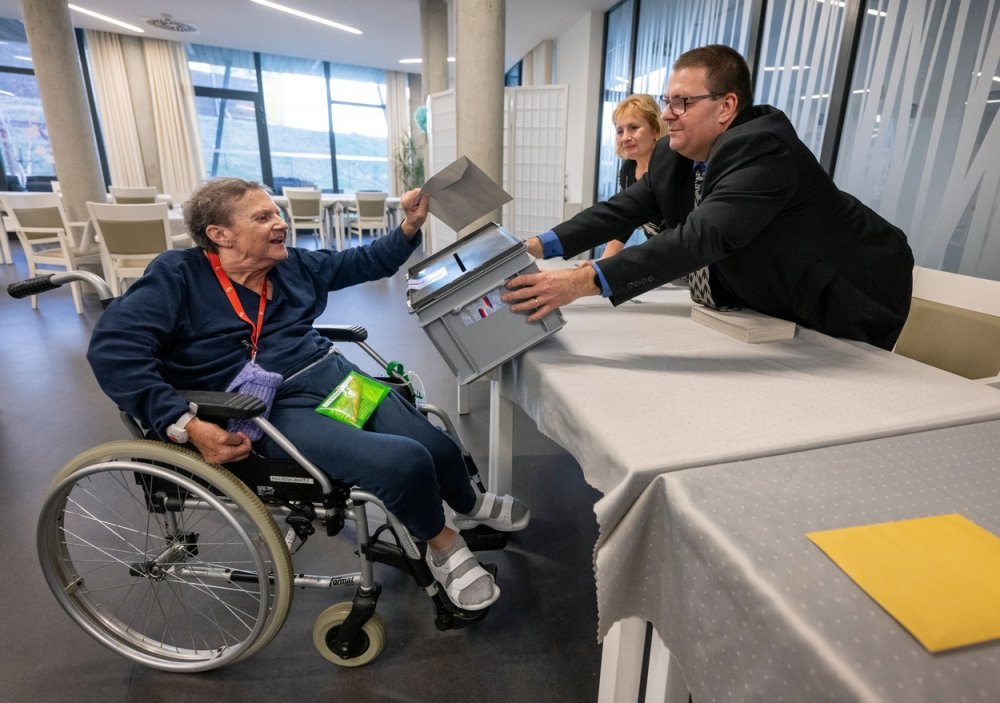 Klienti hlasují v pražském Senior Centru Štěrboholy v prvním kole prezidentských voleb.