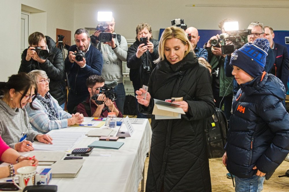 Kandidátka Danuše Nerudová odevzdala hlas v prvním kole prezidentské volby v Kuřimi-Podlesí.