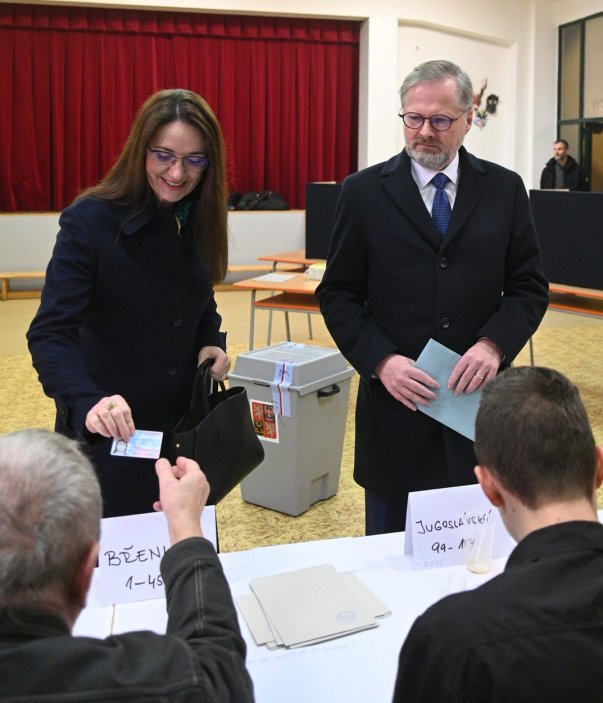 Premiér Petr Fiala (ODS) v doprovodu manželky Jany odevzdal svůj hlas ve volbě prezidenta republiky v Brně.