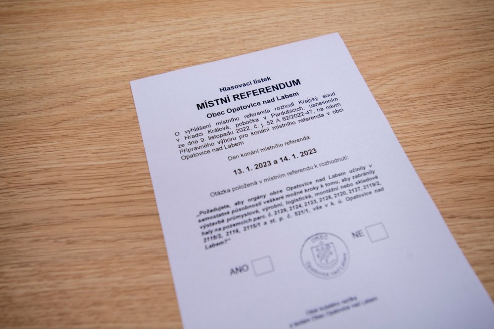 Spolu s prvním kolem prezidentských voleb se v Opatovicích nad Labem konalo i místní referendum o chystané stavbě velké průmyslové haly.