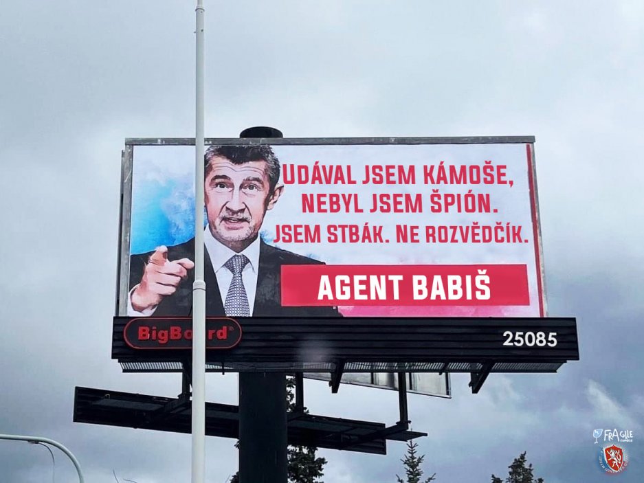 “Protiválečný” billboard zaujal tvůrce na sociálních sítích asi nejvíce.