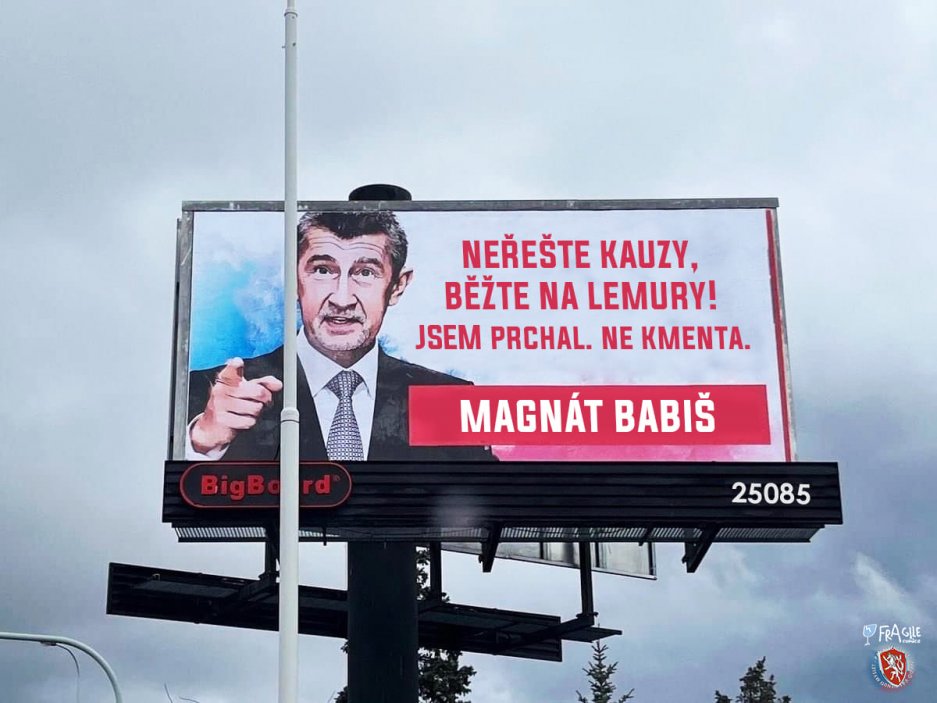 “Protiválečný” billboard zaujal tvůrce na sociálních sítích asi nejvíce.