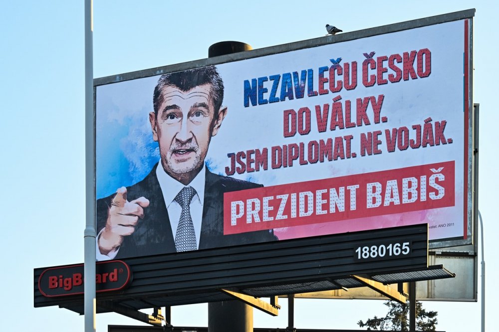 Oficiální billboard Andreje Babiše, na kterém slibuje, že “nezavleče Česko do války”, ačkoliv o vyhlášení války jiné zemi prezident nerozhoduje.