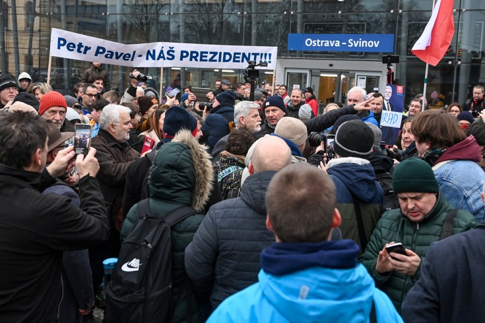 Prezidentský kandidát Petr Pavel (uprostřed), setkání s občany před druhým kolem voleb, 19. ledna 2023, nádraží Ostrava-Svinov.