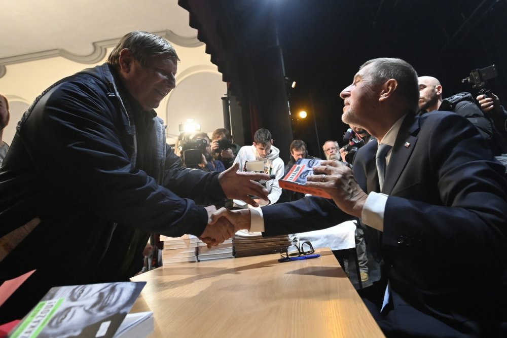 Prezidentský kandidát a předseda hnutí ANO Andrej Babiš se zdraví s příznivcem při autogramiádě po diskusi s občany, 19. ledna 2023, Benešov.