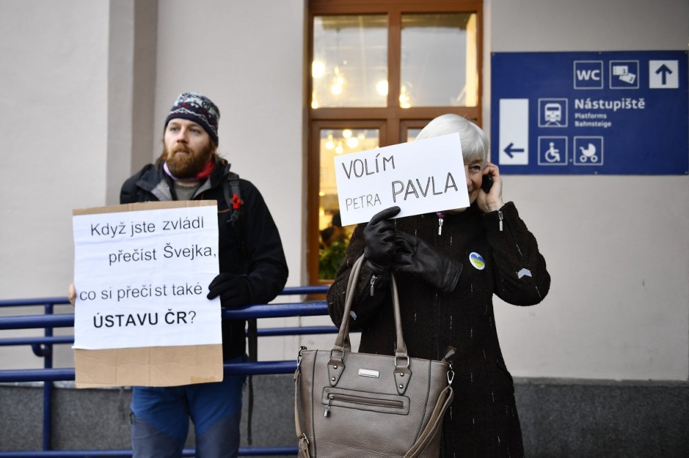 Lidé s transparenty čekají na příjezd předsedy ANO a prezidentského kandidáta Andreje Babiše, 20. ledna 2023 na nádraží v Liberci.