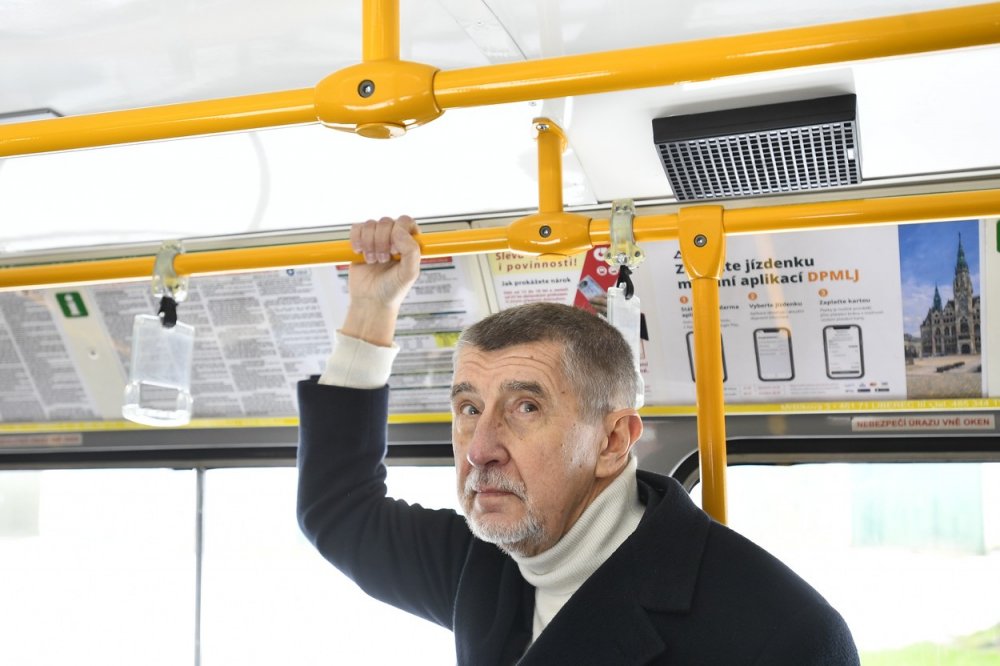 Andrej Babiš s manželkou Monikou se v Jablonci svezl i tramvají.