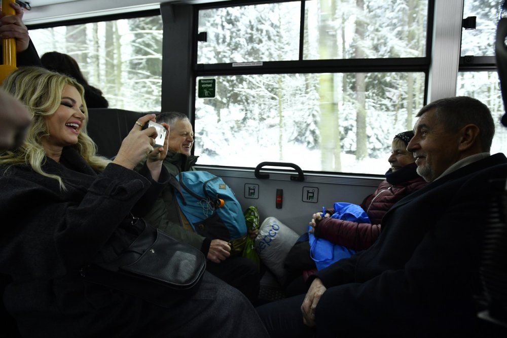 Andrej Babiš s manželkou Monikou se v Jablonci svezl i tramvají.