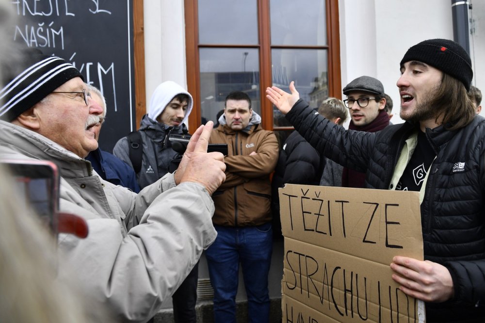 Na mnohých mítincích obou kandidátů se do diskuze pouštěla řada příznivců obou finalistů volby.