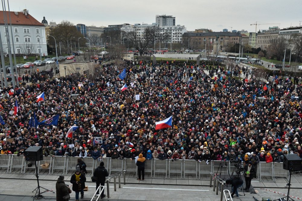 Lidé čekají na prezidentského kandidáta Petra Pavla při setkání s občany před druhým kolem prezidentských voleb, 20. ledna 2023 v Brně.