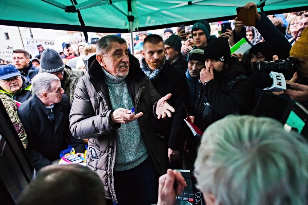 Setkání prezidentského kandidáta a předsedy hnutí ANO Andreje Babiše (uprostřed) s občany, 23. ledna 2023 v Brně.