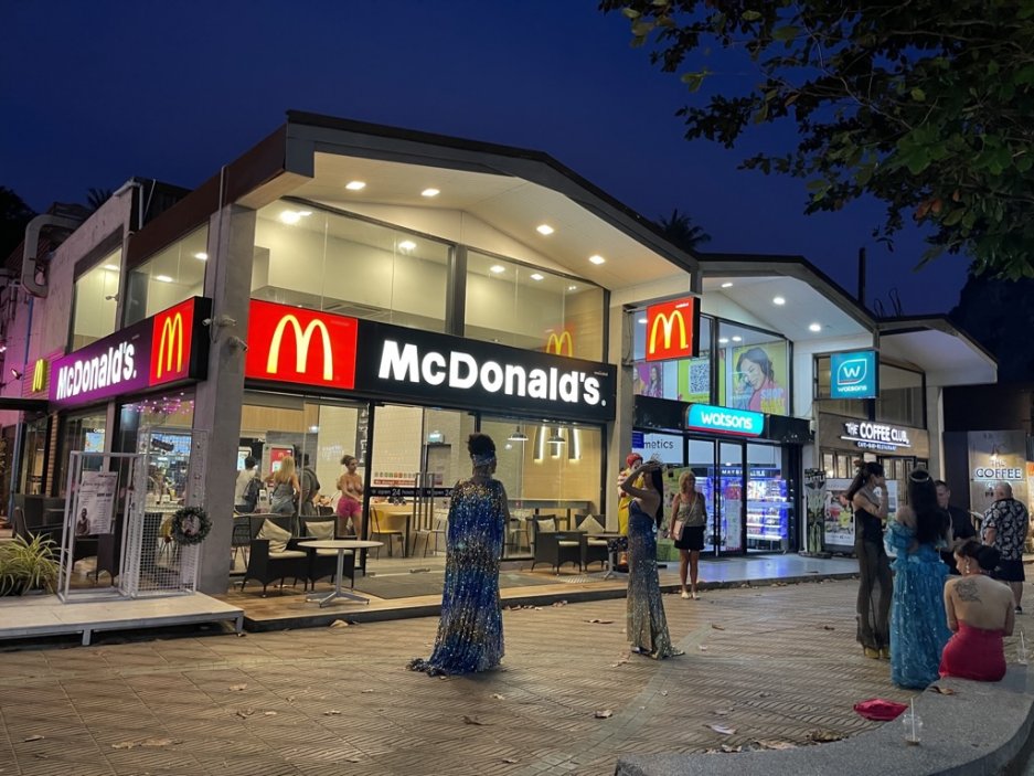 Ano, i nejslavnější fast food řetězec tu najdete. Má otevřeno 24 hodin denně.