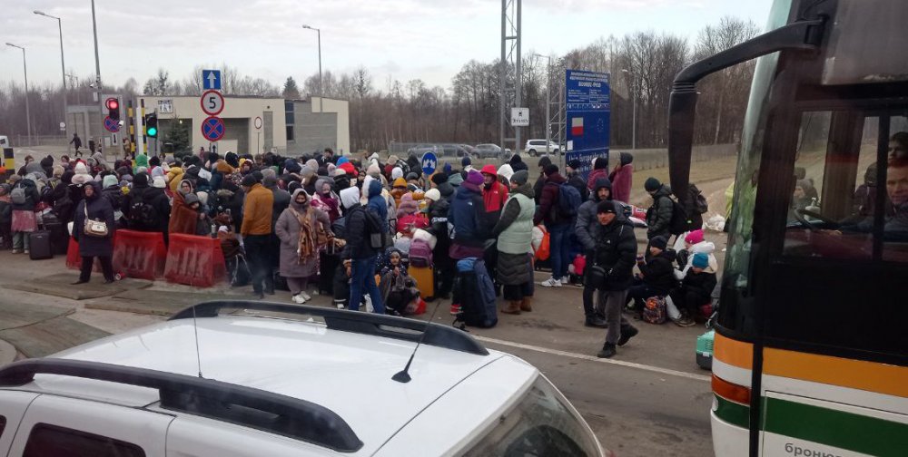 Ukrajinští civilisté v prvních dnech po začátku invaze prchající před válkou na hranici s Polskem