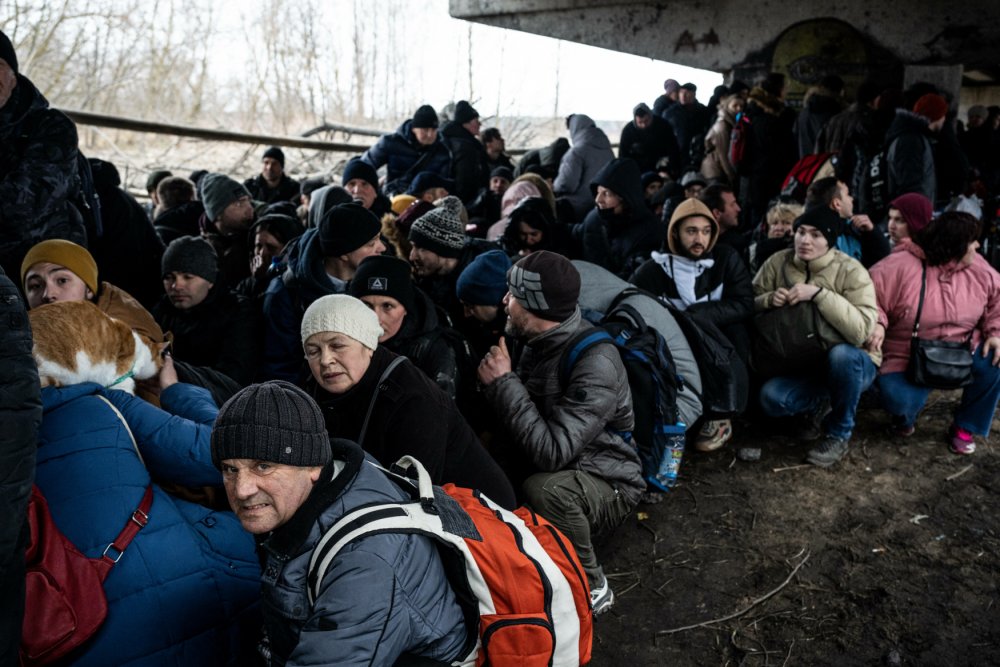 Uprchlíci po začátku ruské invaze pod jedním z mostů, Irpiň.