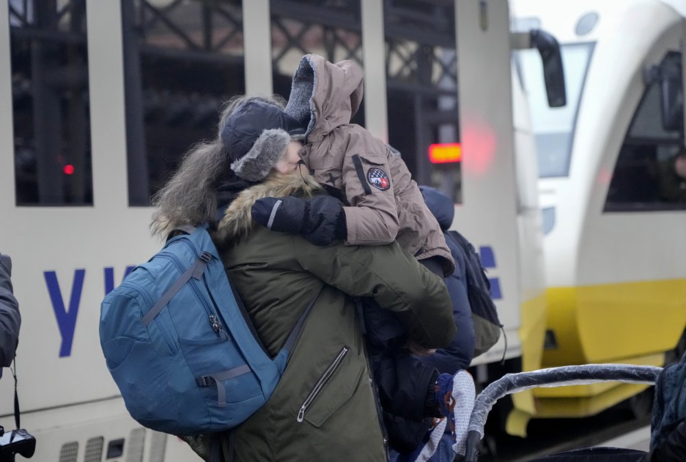 Chlapec se objímá se svým otcem na vlakovém nádraží v Kyjevě po začátku invaze a předtím, než jej vlak odveze v rámci evakuace z hlavního a ruskou armádou ostřelovaného města Ukrajiny.