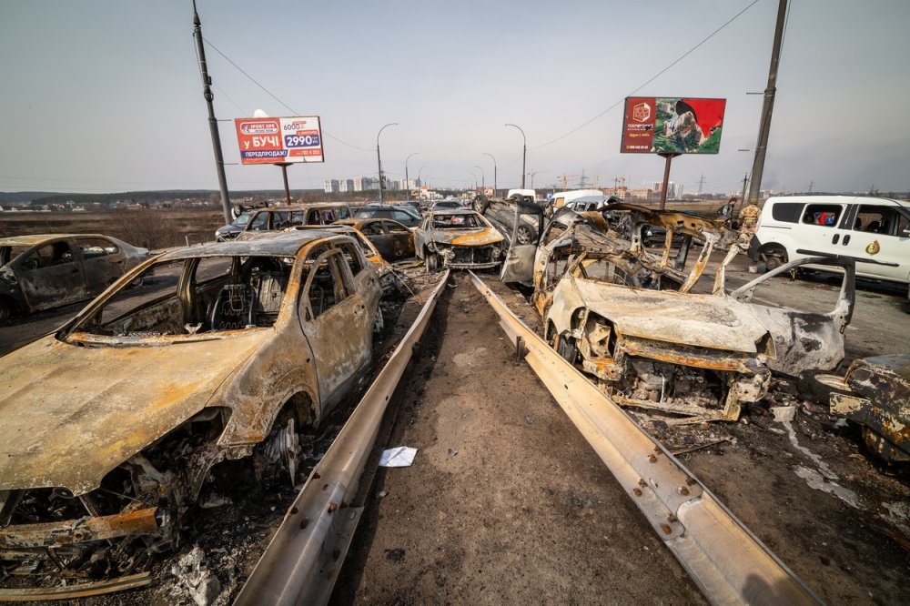 Rozstřílené a ohořelé auto následkem bombardování v městě Irpin na Ukrajině, 31.3.2022.