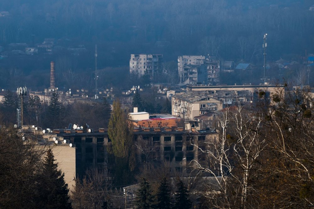 Poškozené budovy, 9. listopadu 2022, Izjum, Ukrajina.