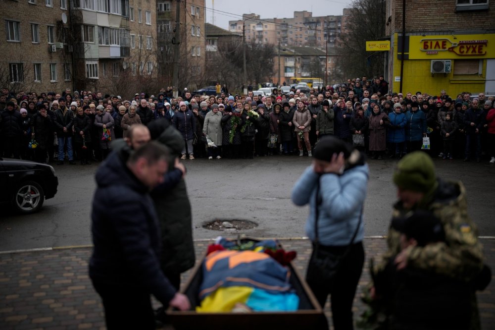 Obyvatelé Buči se loučí s padlým ukrajinským vojákem, který padl 15. ledna 2023 v boji o Bachmut.