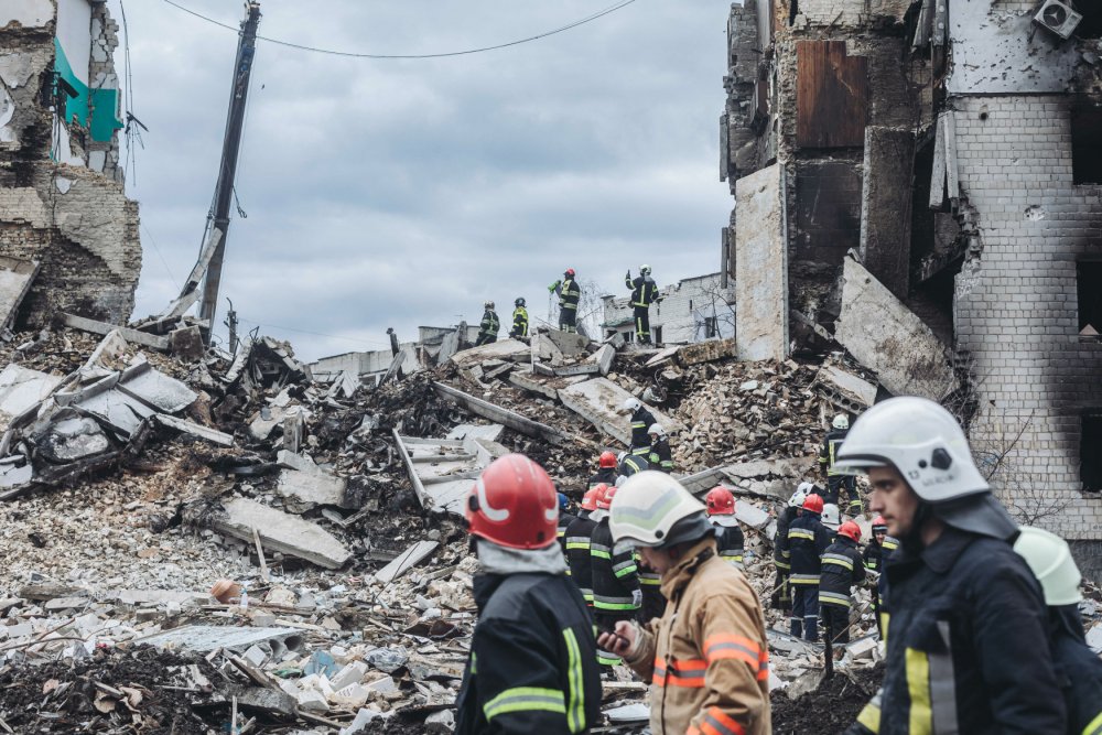 Následky ruských raketových útoků v prvních týdnech invaze.