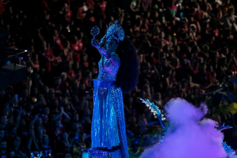 Umělkyně ze školy samby Unidos da Tijuca defiluje na plováku během karnevalových oslav na Sambadromu v Rio de Janeiro, Brazílie, pondělí 20. února 2023. 