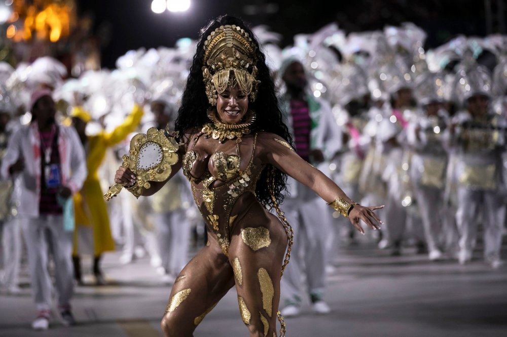 Bubenická královna Evelyn Bastos ze školy samby Mangueira během karnevalových oslav na Sambadromu v Rio de Janeiro, Brazílie, pondělí 20. února 2023. 