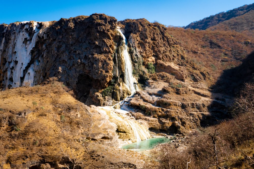 Wadi Darbat, vodopád uprostřed pustiny, v němž se můžete i vykoupat.