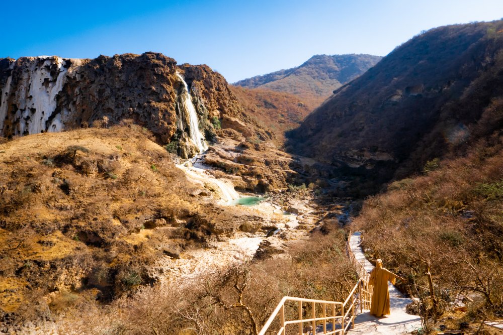 Wadi Darbat, vodopád uprostřed pustiny, v němž se můžete i vykoupat.