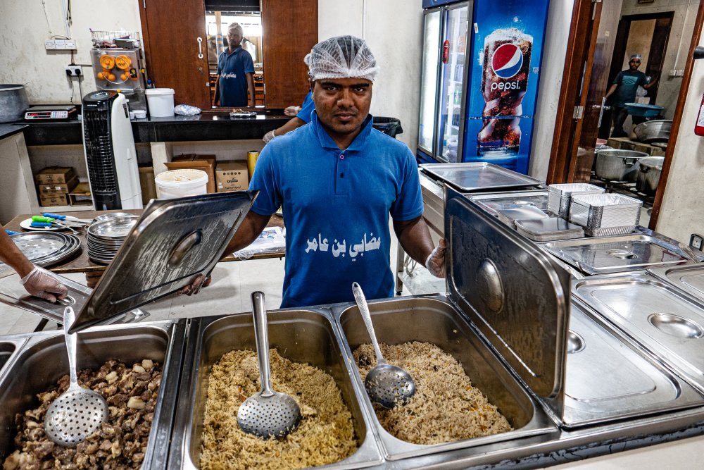 Omán nabízí řadu nevšedních gastronomických zážitků. Ochutnat musíte velbloudí maso.