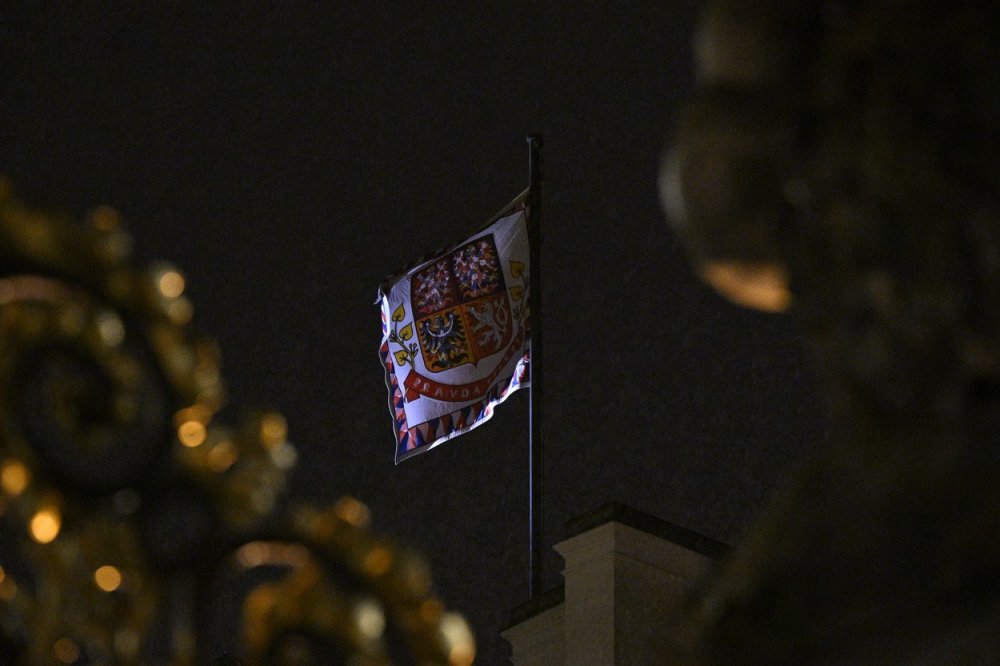 Ceremoniální akt vyhlášení prezidentské standarty skončil o půlnoci dne 9. března 2023 mandát prezidenta Miloše Zemana. Nakonec na znamení neobsazenosti prezidentského úřadu byla uzavřena Brána gigantů Pražského hradu (na snímku).