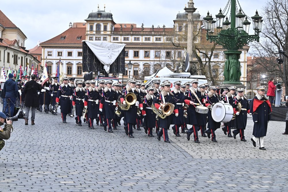 Hudba Hradní stráže přichází Pražskému hradu před inaugurací nově zvoleného prezidenta Petra Pavla, 9. března 2023, Praha.