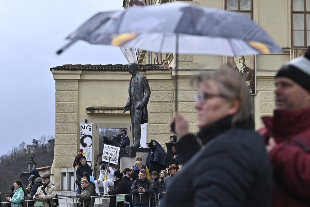 Lidé čekají na příjezd nově zvoleného prezidenta Petra Pavla na inauguraci na Pražský hrad, 9. března 2023, Praha.